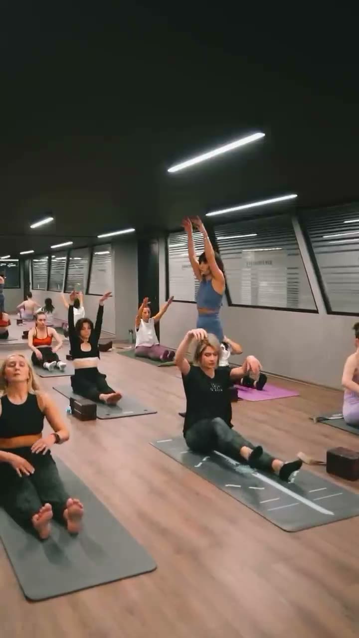 Grup dersinde mat ve esneme çalışması
